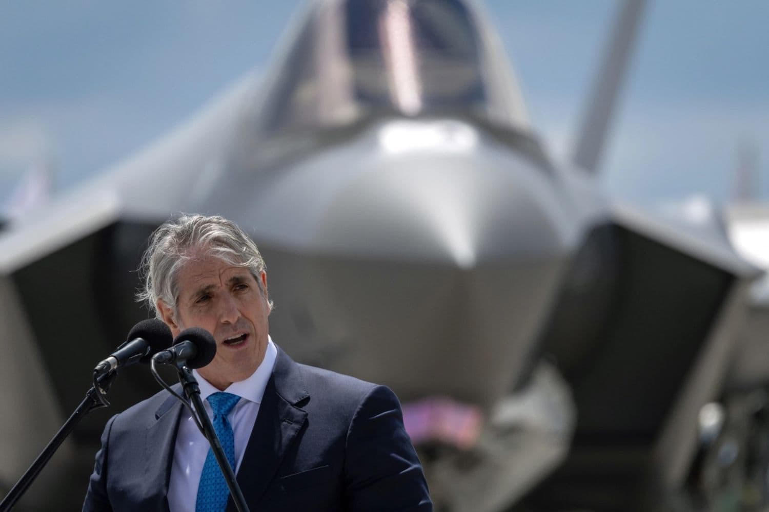 Thomas DiNanno, subsecretario de Estado de EE. UU. para el Control de Armas y la Seguridad Internacional, habla después de que los primeros tres aviones F-35 de fabricación estadounidense entraran en servicio con la Fuerza Aérea de Polonia el 12 de junio de 2026, en la 32.ª Base Aérea Táctica de Polonia. (Wojtek Radwanski/AFP)