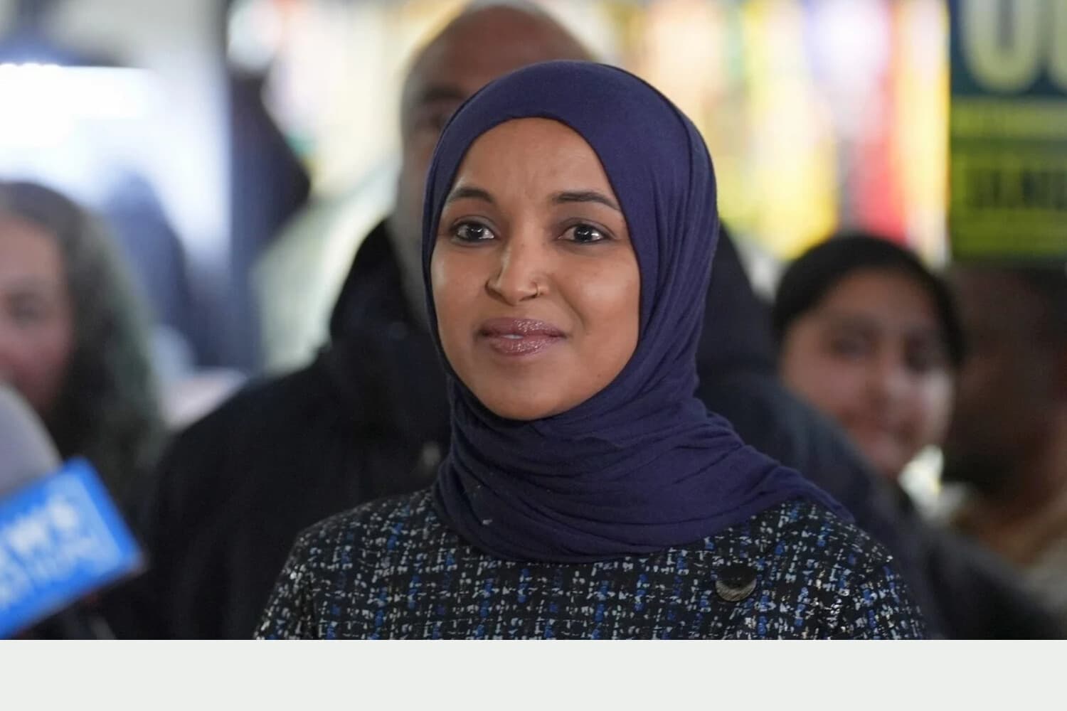 La representante Ilhan Omar (D-Minn.) se levanta durante una rueda de prensa en Minneapolis el 28 de enero de 2026. (Adam Gray /AP Photo).
