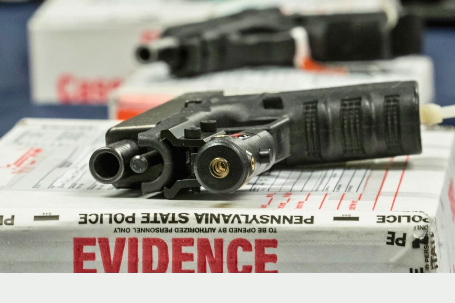 Las armas que presuntamente se adquirieron a través de un testaferro se exhiben durante una conferencia de prensa en Norristown, Pensilvania, el 22 de febrero de 2023. (Foto AP/Matt Rourke, archivo).