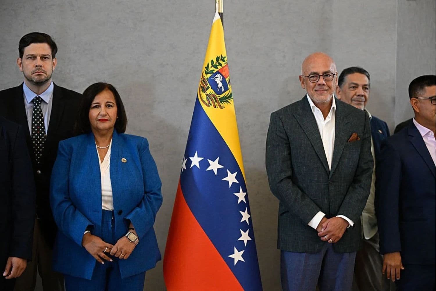 La jefa de la delegación de la oposición, Dinorah Figuera (2.ª por la izquierda), y el presidente de la Asamblea Nacional de Venezuela, Jorge Rodríguez (2.º por la derecha), acompañados por miembros de sus respectivas delegaciones, leen una declaración conjunta tras la firma de un acuerdo al término de la tercera ronda de conversaciones del diálogo político, celebrada en el Hotel Meliá de Caracas, el 21 de octubre de 2026. (Federico PARRA / AFP vía Getty Images)