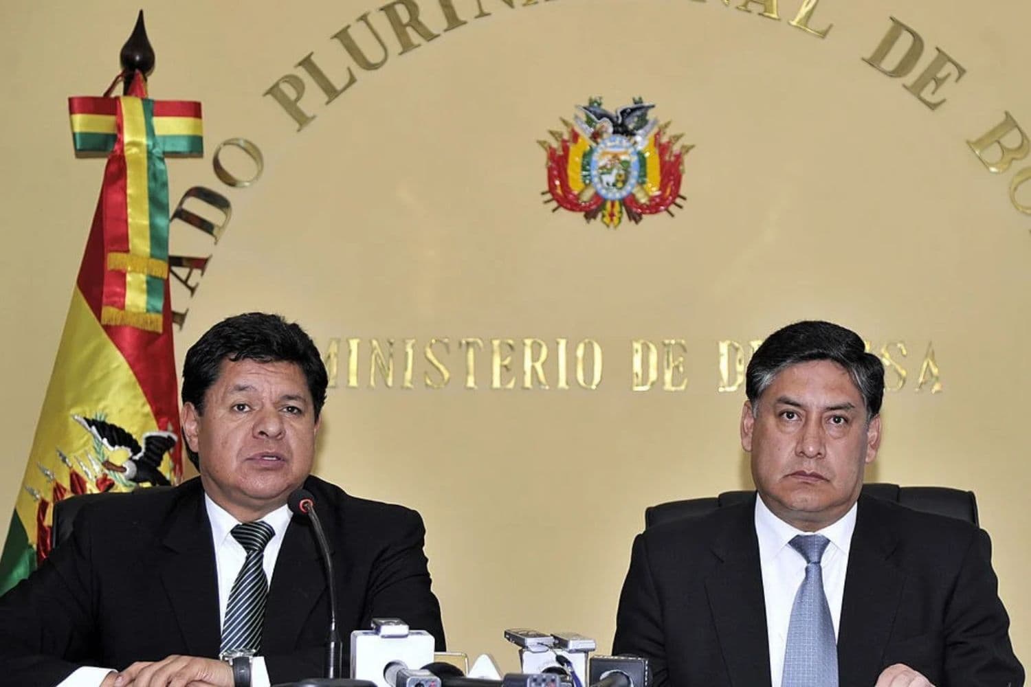 El ministro de Defensa de Bolivia, Rubén Saavedra (Izq.), y el jefe de la Dirección Estratégica para la Reivindicación Marítima (DIREMAR), Juan Lanchipa, ofrecen una rueda de prensa en La Paz, el 2 de abril de 2013. (AIZAR RALDES/AFP vía Getty Images)