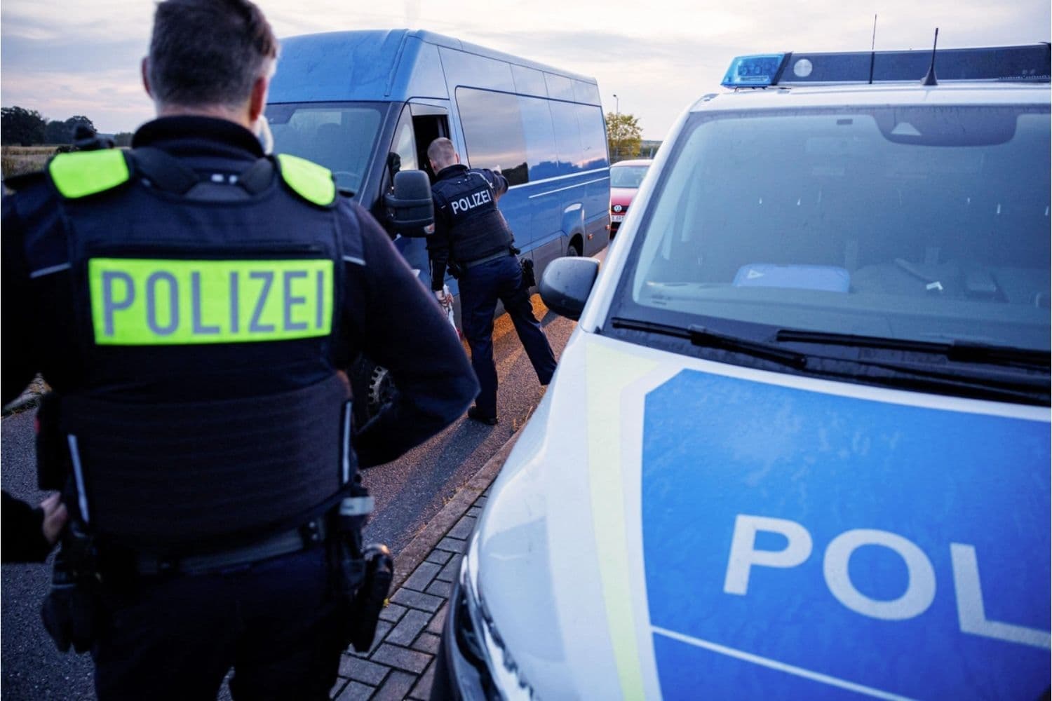 Agentes de la Policía Federal alemana detienen una camioneta durante una patrulla cerca de la frontera con Polonia, en las cercanías de Forst, al este de Alemania, el 11 de octubre de 2023. (Jens Schlueter/AFP vía Getty Images)