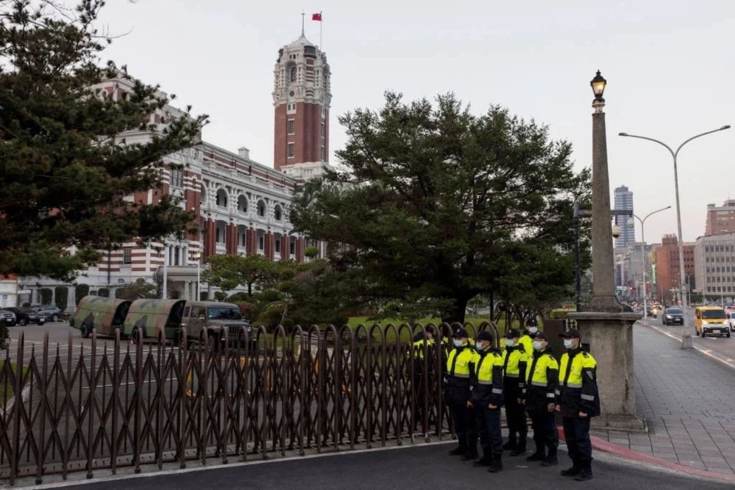 Policías militares esperan para el relevo de guardia junto a una entrada del Palacio Presidencial en Taipéi, Taiwán, el 10 de enero de 2024. (ALASTAIR PIKE/AFP vía Getty Images)