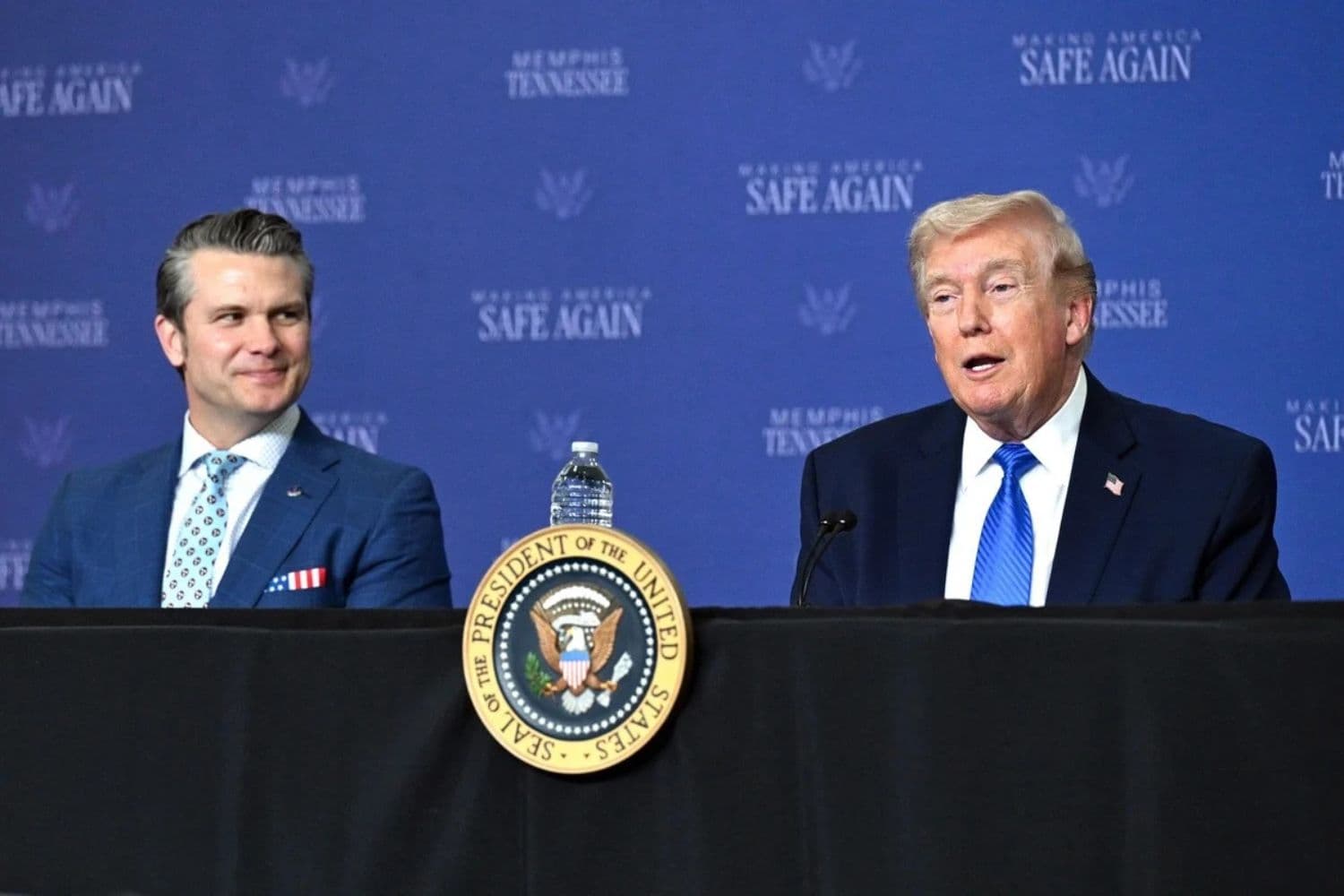 El presidente Donald Trump (derecha), acompañado por el secretario de Guerra Pete Hegseth, habla durante una mesa redonda del Grupo de Trabajo para la Seguridad de Memphis en Memphis, Tennessee, el 23 de marzo de 2026. (Roberto Schmidt/Getty Images)