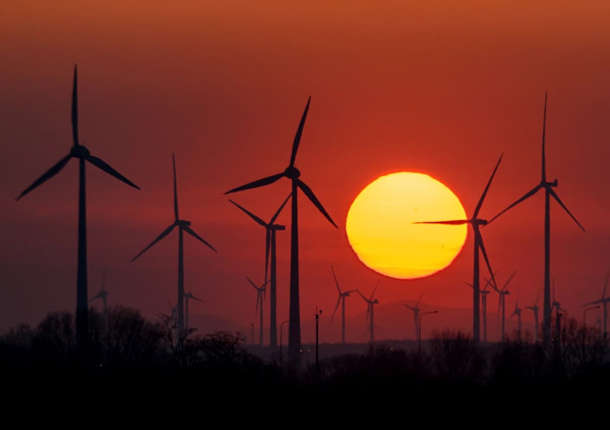 La puesta de sol tras los aerogeneradores cerca de Kittsee, Austria, en la frontera con Eslovaquia, el 6 de marzo de 2026. (Joe Klamar/AFP vía Getty Images)