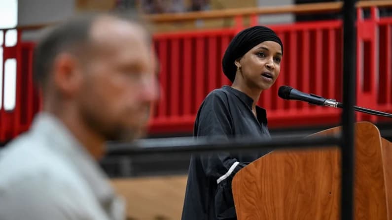 Trump reclama que Ilhan Omar deje el Congreso tras cuestionar el nombre con el que fue elegida