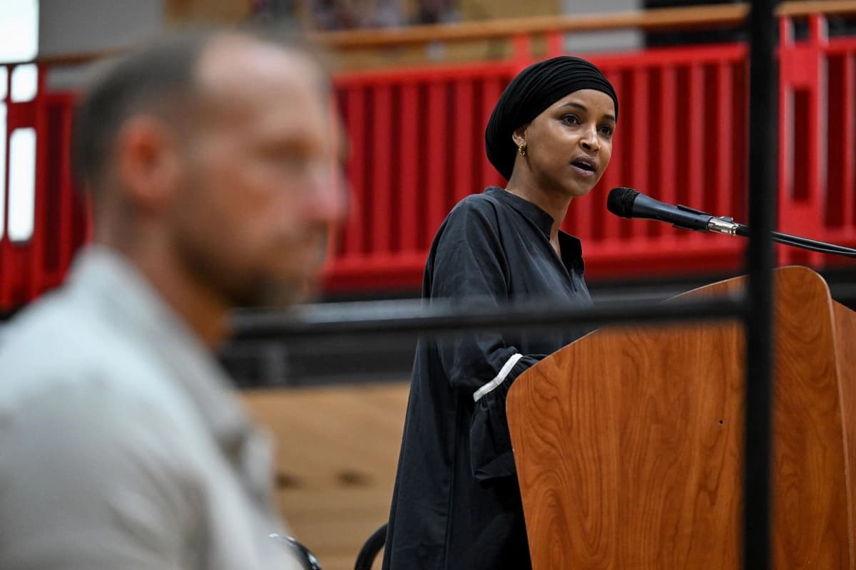 La diputada Ilhan Omar (D-Minn.) interviene durante un mitin de campaña a favor de la candidata a gobernadora de Wisconsin, Francesca Hong, en Milwaukee, el 2 de agosto de 2026. (Joshua Lott/Getty Images)