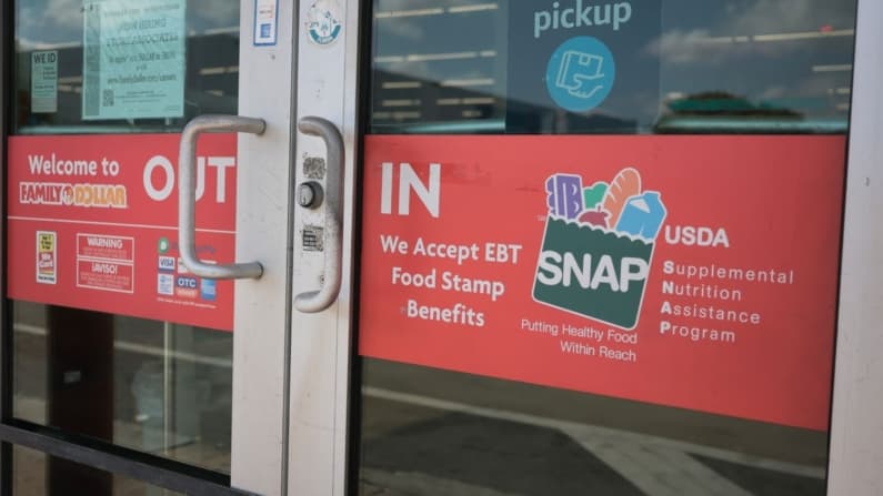 ICE lanza operativo contra inmigrantes ilegales que cometen fraude con cupones de alimentos