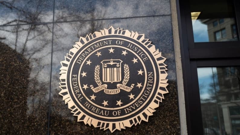 Acusan a 2 exfuncionarios del FBI de realizar declaraciones falsas sobre laptop de Hunter Biden