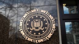 Acusan a 2 exfuncionarios del FBI de realizar declaraciones falsas sobre laptop de Hunter Biden