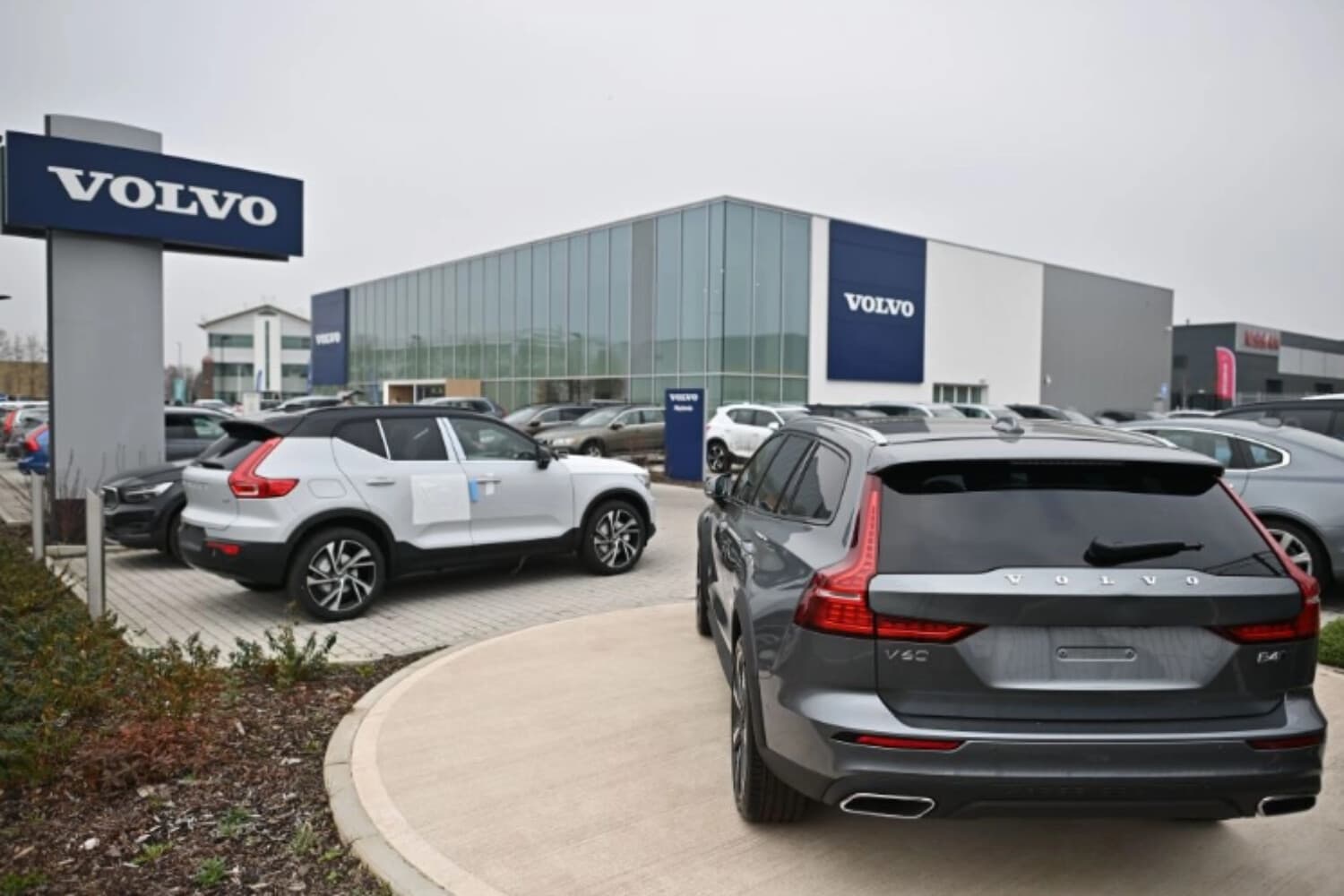 Se observan automóviles Volvo en la explanada de un concesionario Volvo en Reading, al oeste de Londres, Reino Unido, el 2 de marzo de 2021. (Ben Stansall/AFP vía Getty Images).