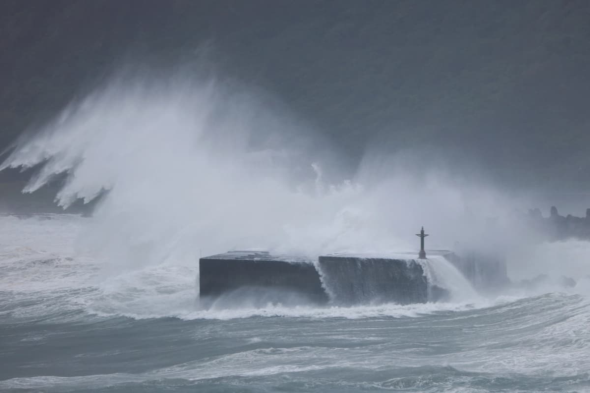 Las olas generadas por el tifón Champi se estrellan sobre un rompeolas en Keelung, Taiwán, el 23 de octubre de 2026. (Ann Wang/Reuters).