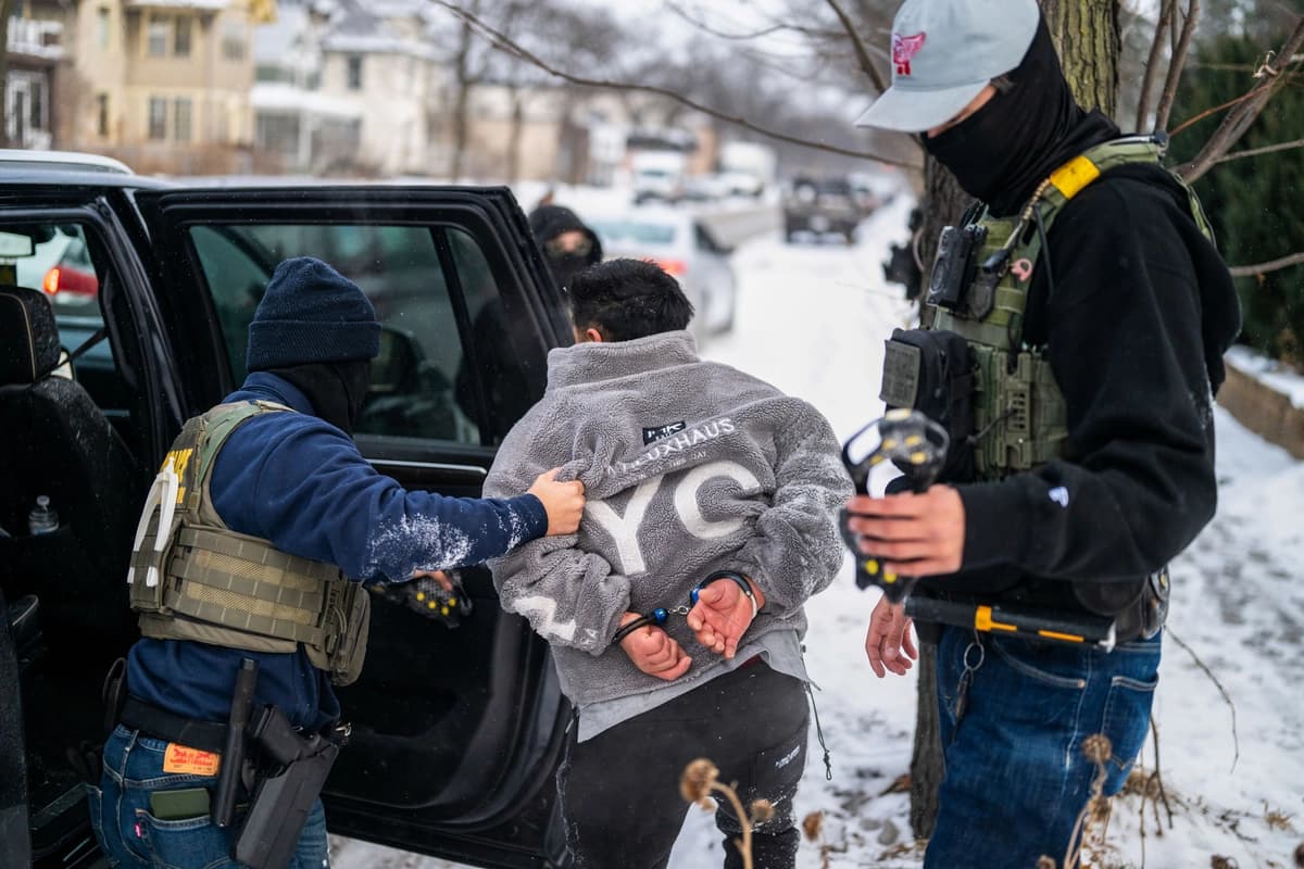 Un hombre fue detenido por un agente de la Patrulla Fronteriza en Minneapolis el 21 de enero de 2026. (Stephen Maturen/Getty Images).