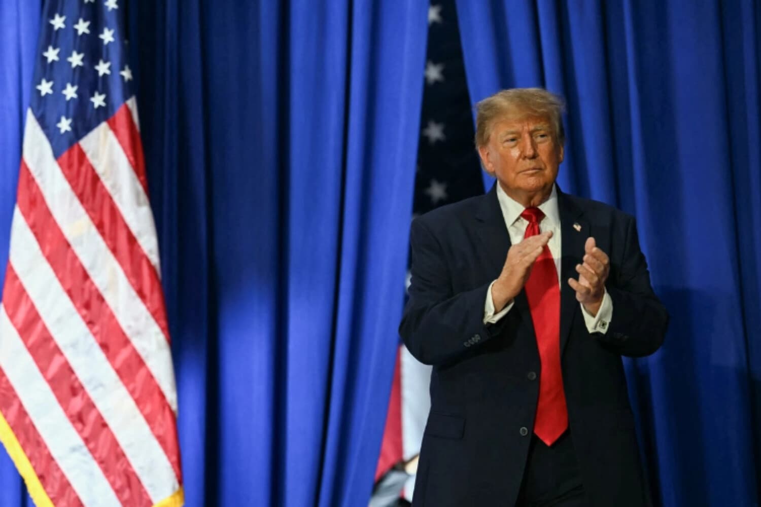 El presidente Donald Trump llega a un mitin de campaña para las elecciones de mitad de mandato en el aeropuerto Sioux Gateway, en Sioux City, Iowa, el 22 de octubre de 2026. (Kent Nishimura/AFP vía Getty Images).
