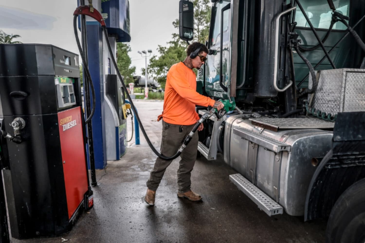 Un hombre carga combustible diésel en su tractocamión en una parada para camiones en Pembroke Pines, Florida, el 11 de septiembre de 2026. (Joe Raedle / Getty Images).