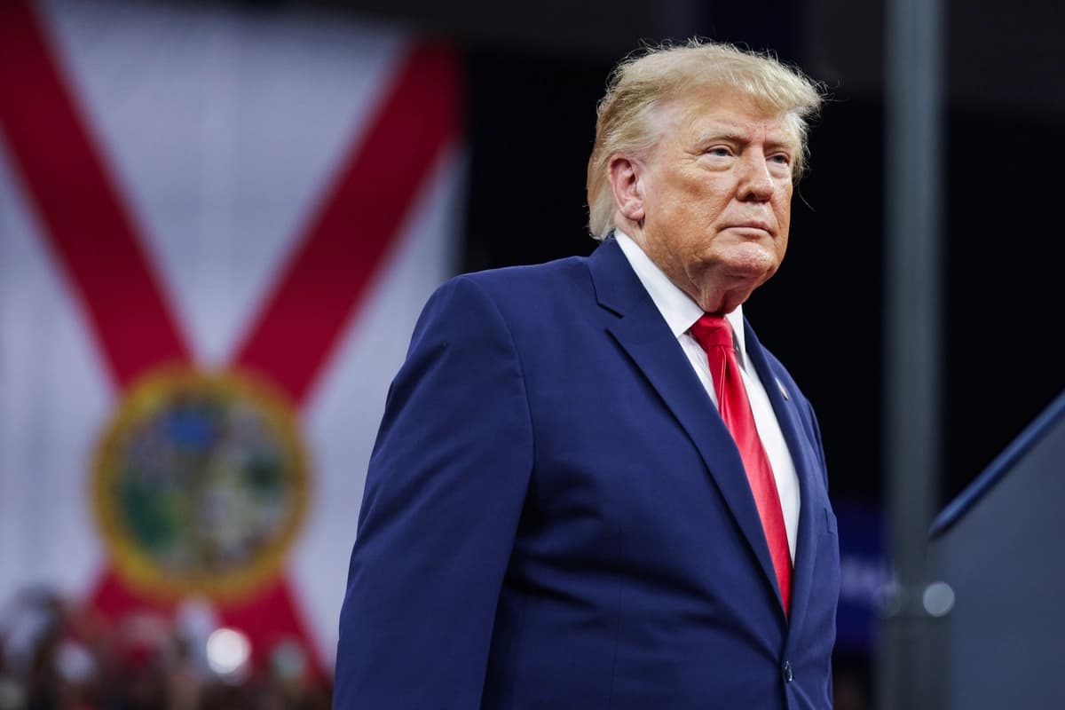 El presidente Donald Trump llega a un mitin electoral en el Alico Arena, en el campus de la Universidad de la Costa del Golfo de Florida en Fort Myers, Florida, el 23 de octubre de 2026. (Alex Wong/Getty Images).