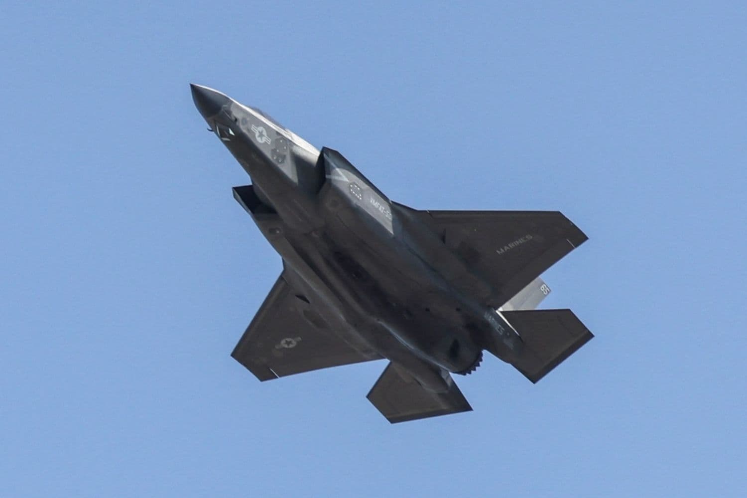 Un avión de combate F-35B Lightning II del Cuerpo de Marines de EE. UU. sobrevuela Washington el 3 de julio de 2026. (Jemal Countess / AFP vía Getty Images)