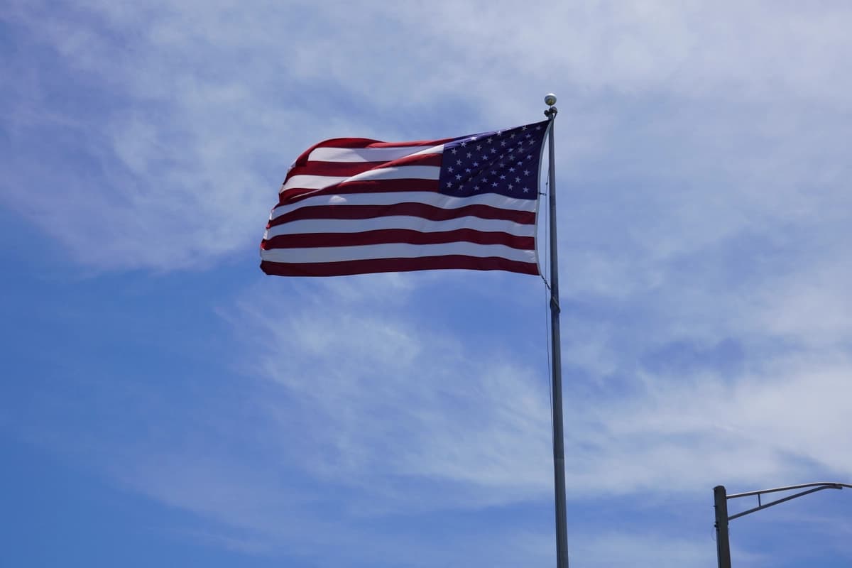 Una bandera estadounidense ondea al viento en el puente Green Bridge en Palmetto, Florida, el 24 de junio de 2026. (Jacob Burg/The Epoch Times).