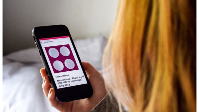 Grupos pro-vida temen que control de chatbots limite opciones al aborto