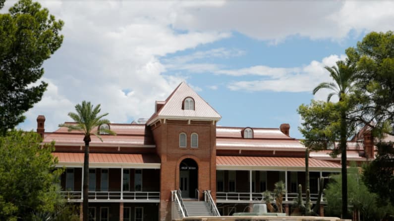 Agresión a estudiante por 2 hombres lleva a suspender fraternidad en universidad de EE. UU.