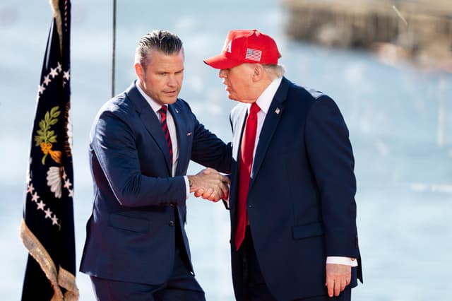El secretario de Defensa, Pete Hegseth, y el presidente Donald Trump en Anduril Industries en Sparrow Point, Maryland, el 6 de octubre de 2026. (Madalina Kilroy/The Epoch Times).