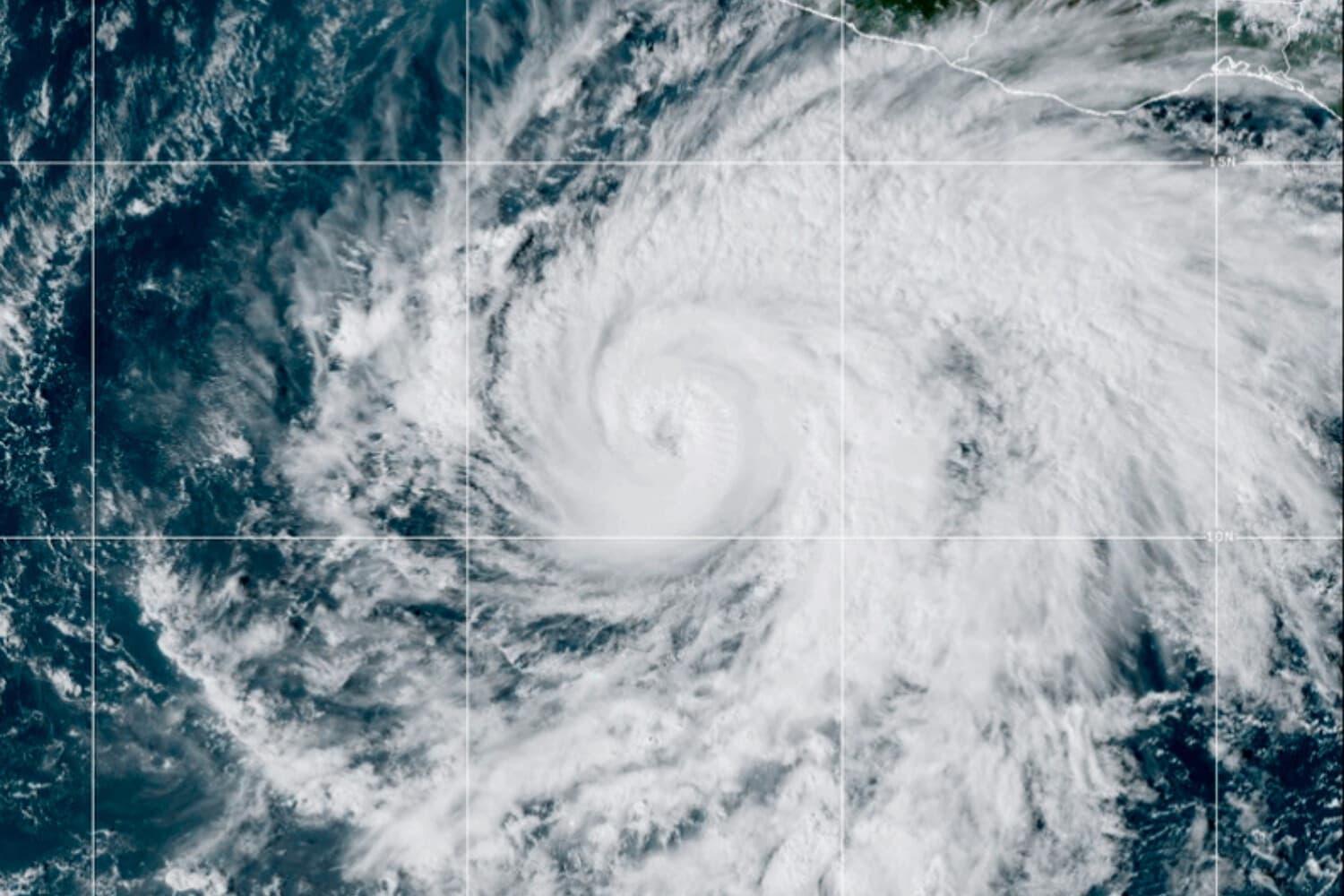 Fotografía satelital difundida por la Oficina Nacional de Administración Oceánica y Atmosférica (NOAA) del ciclón Vance que se intensificó este viernes a huracán categoría 2, al sur de las costas del estado de Guerrero, en el Pacífico mexicano sur, y se prevé que ocasione lluvias en Michoacán, Guerrero y Oaxaca, indicó el Servicio Meteorológico Nacional (SMN). (EFE/ NOAA)