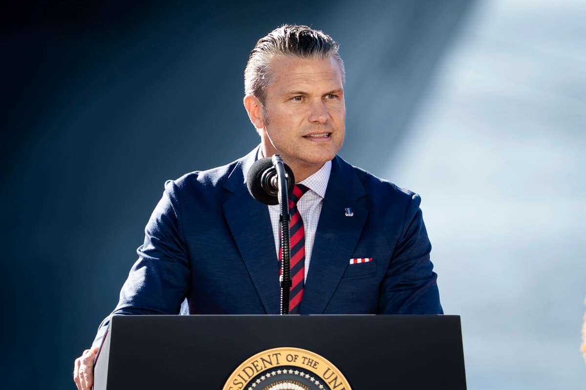 El secretario de Defensa, Pete Hegseth, pronuncia un discurso en Anduril Industries en Sparrow Point, Maryland, el 6 de octubre de 2026. (Madalina Kilroy/The Epoch Times).