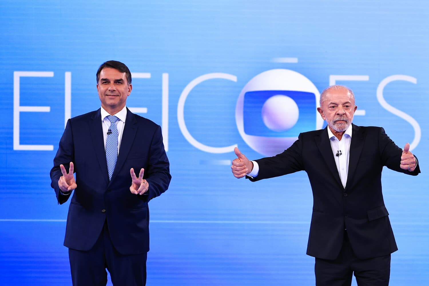 Flavio Bolsonaro, candidato presidencial por el Partido Liberal, y Luiz Inácio Lula da Silva, actual presidente de Brasil y candidato presidencial por el Partido de los Trabajadores (PT), posan para los fotógrafos antes de un debate previo a la segunda vuelta de las elecciones presidenciales en Brasil, en TV Globo, el 23 de octubre de 2026 en Río de Janeiro, Brasil. (Buda Mendes/Getty Images)