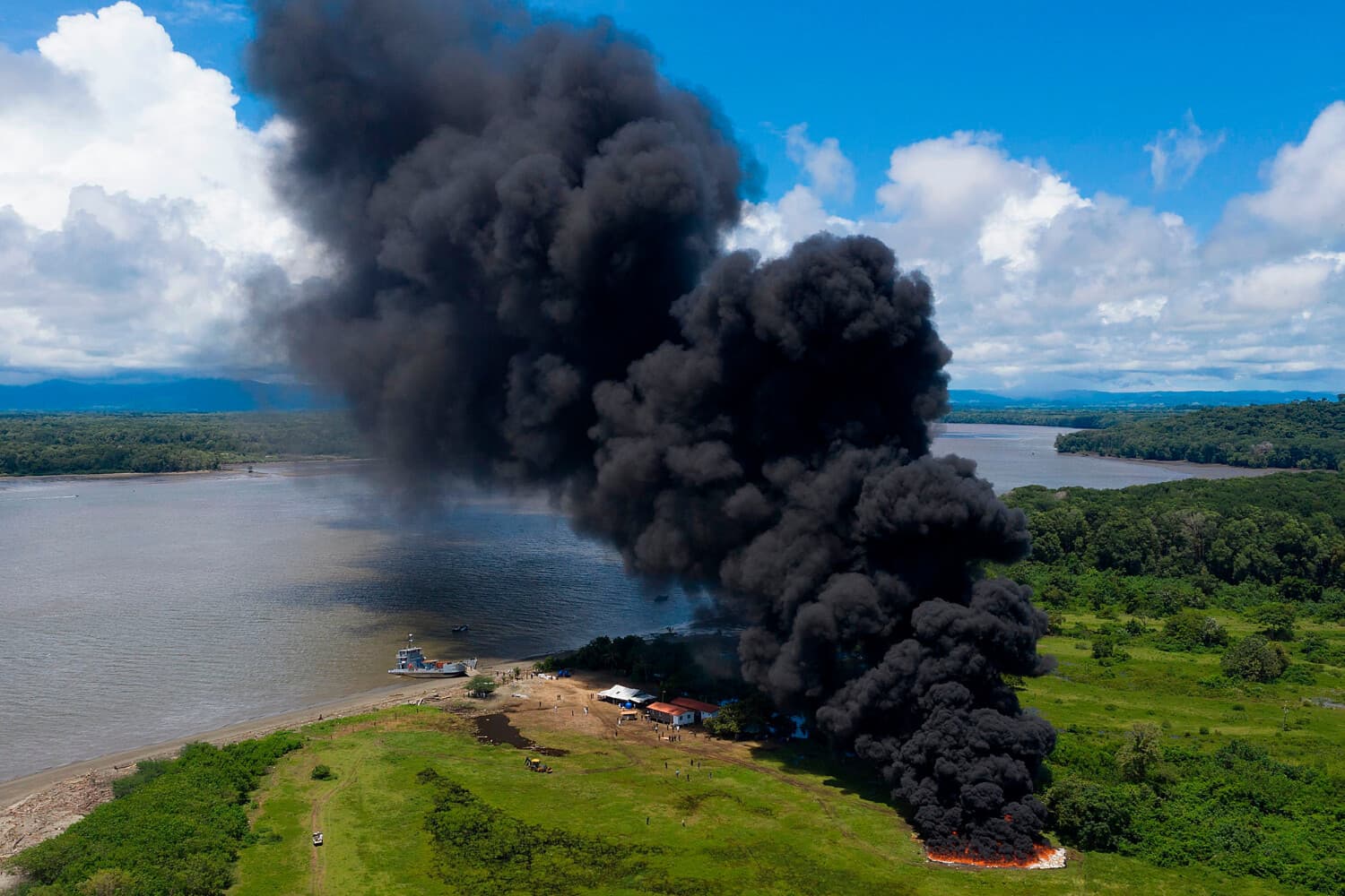 Imagen ilustrativa. Incineracion de cocaína y marihuana en Panamá en septiembre de 2019. (LUIS ACOSTA/AFP vía Getty Images)