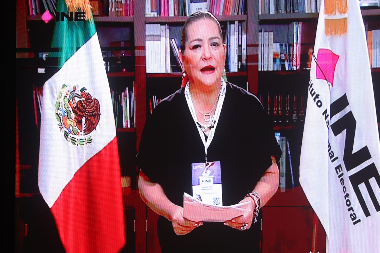 La presidenta del Instituto Nacional Electoral (INE), Guadalupe Taddei Zavala, haciendo un anuncio en el que indica que la candidata presidencial Claudia Sheinbaum, lidera las encuestas por un amplio margen tras las elecciones presidenciales, en el Hotel Hilton el 3 de junio de 2024 en la Ciudad de México, México. (Héctor Vivas/Getty Images)