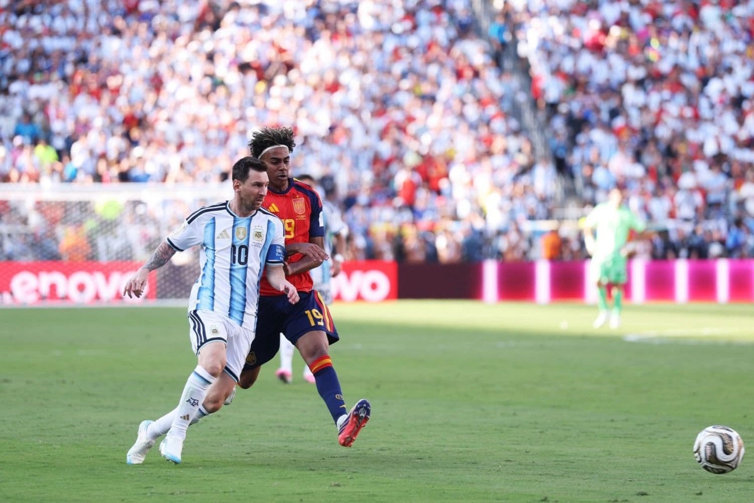 Lionel Messi, número 10 de Argentina, controla el balón ante Lamine Yamal, número 19 de España, durante la final de la Copa Mundial de la FIFA 2026 entre España y Argentina en el New York New Jersey Stadium en East Rutherford, Nueva Jersey, el 19 de julio de 2026. (Carl Recine/Getty Images)