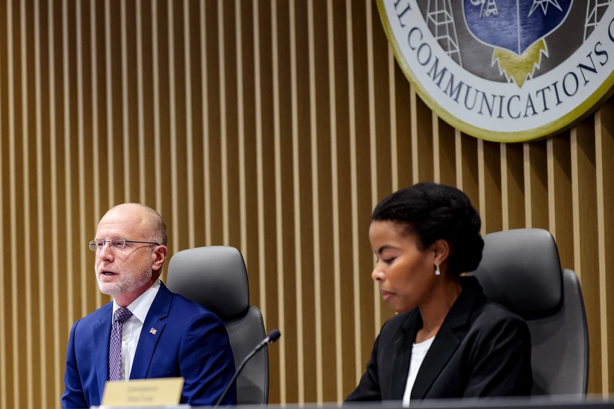 El presidente de la Comisión Federal de Comunicaciones (FCC), Brendan Carr (izquierda), participa en una reunión de la FCC en la sede de la Comisión Federal de Comunicaciones en Washington, el 18 de febrero de 2026. (Kevin Dietsch/Getty Images)