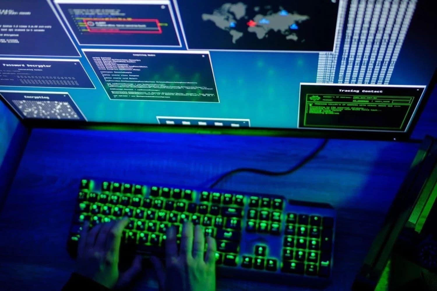 En esta ilustración fotográfica, un hacker teclea en un teclado de ordenador. (Oleksii Pydsosonnii/The Epoch Times)