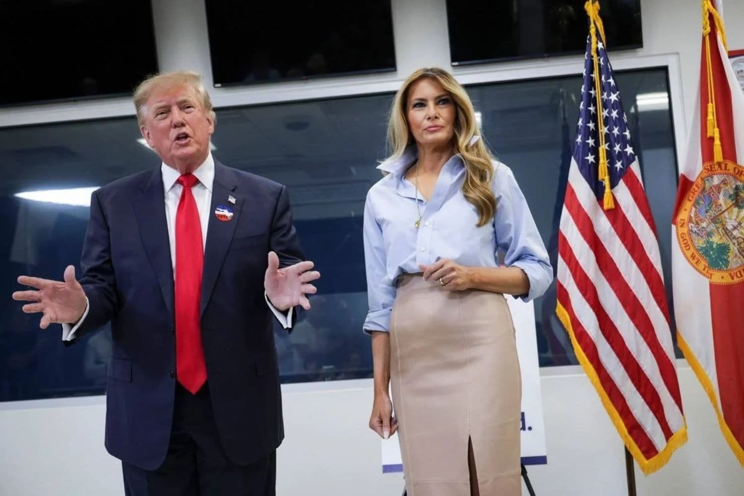 El presidente Donald Trump (Izq.) habla con los periodistas junto a la primera dama Melania Trump después de que emitieran sus votos durante la votación anticipada en West Palm Beach, Florida, el 24 de octubre de 2026. (Alex Wong/Getty Images)