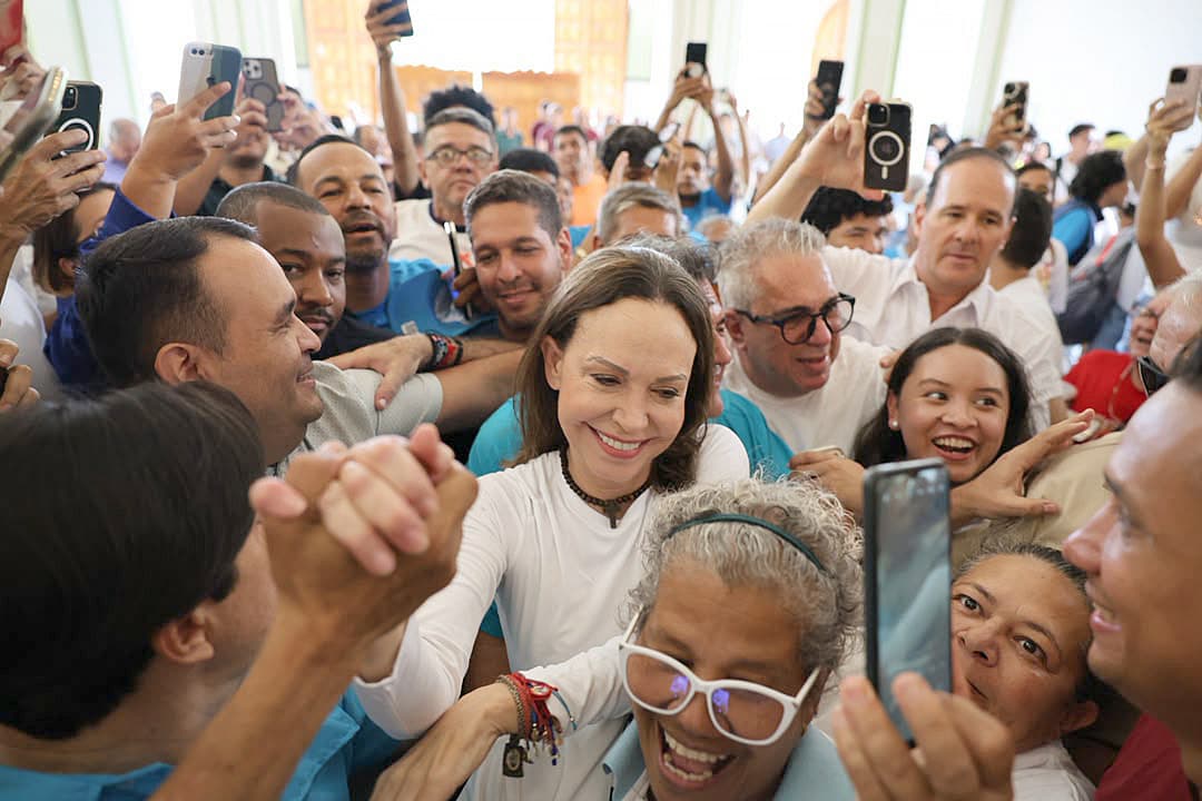 Fotografía cedida por el partido político Vente Venezuela que muestra a la premio nobel de la paz 2025, María Corina Machado (c), siendo recibida por simpatizantes este domingo, en el Santuario Divina Pastora en Barquisimeto Venezuela. (EFE/ Vente Venezuela)