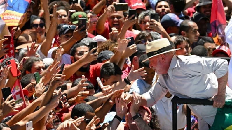 Los brasileños votan en una reñida segunda vuelta presidencial entre Lula y Bolsonaro