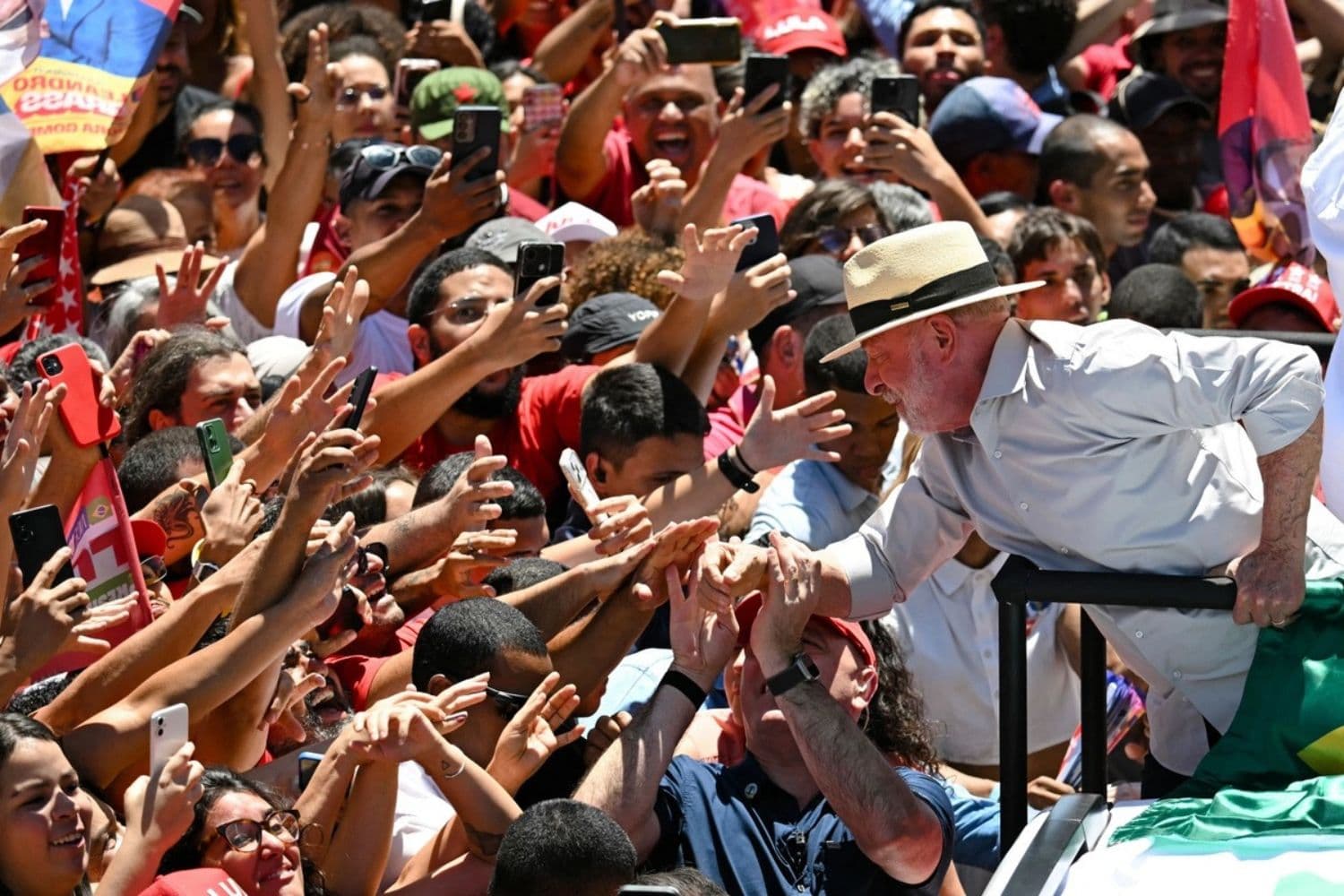 El presidente y candidato presidencial de Brasil, Luiz Inácio Lula da Silva, saluda a sus simpatizantes durante una caravana de campaña en Ceilandia, Distrito Federal, Brasil, el 9 de octubre de 2026. Lula se enfrentará al senador Flavio Bolsonaro en la segunda vuelta electoral el 25 de octubre. (Evaristo SA/AFP vía Getty Images)
