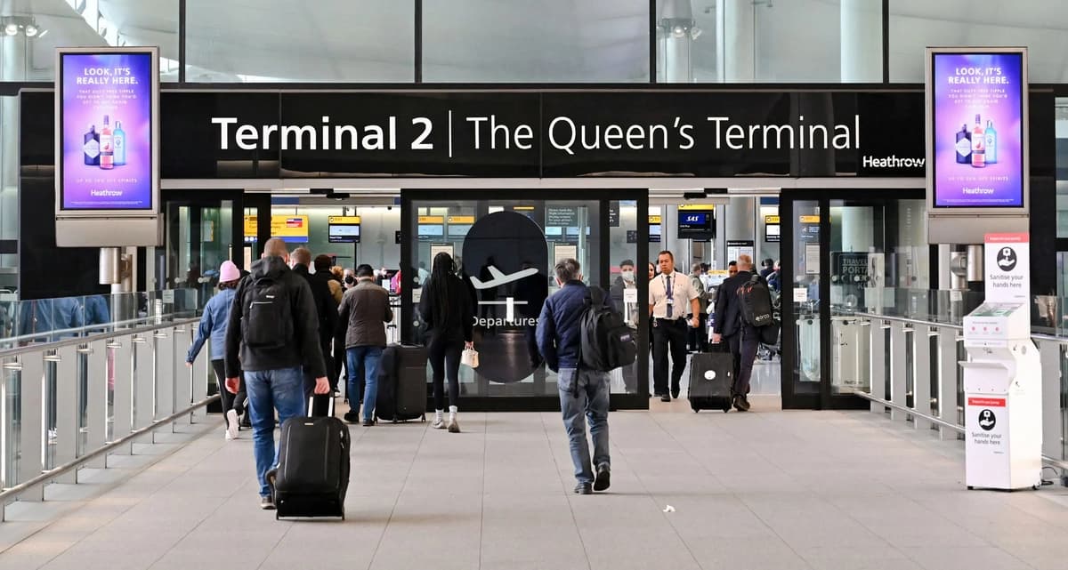Viajeros llegan a la Terminal 2 del aeropuerto londinense de Heathrow, el 6 de abril de 2022. (Justin Tallis/AFP vía Getty Images)