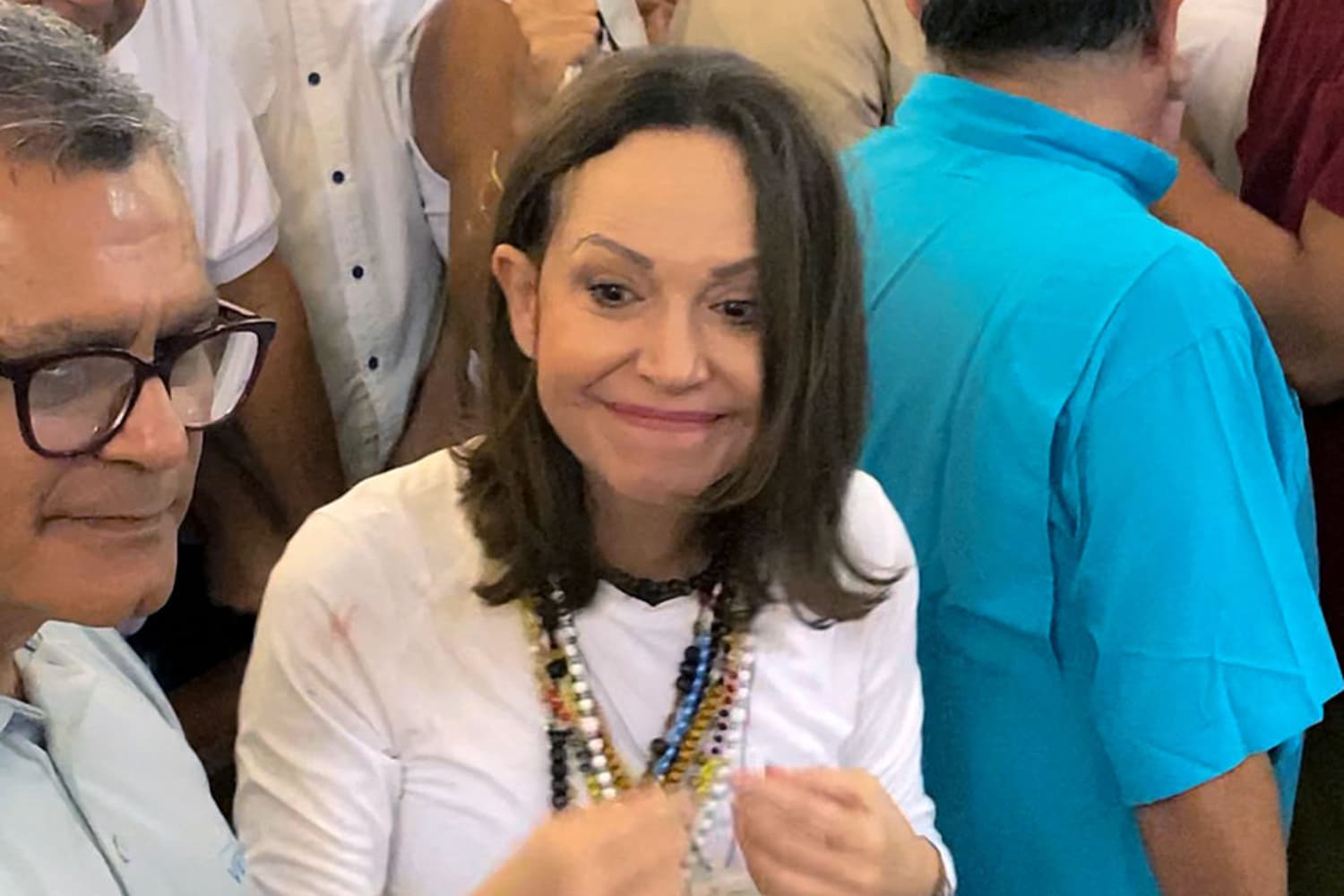 Captura de pantalla de video de AFP que muestra a la líder opositora venezolana María Corina Machado asistiendo a un servicio religioso en la iglesia de Santa Rosa, en Barquisimeto, Venezuela, el 25 de octubre de 2026. La líder opositora venezolana y galardonada con el Premio Nobel de la Paz, María Corina Machado, declaró el 25 de octubre de 2026 que había regresado a Venezuela tras casi un año en el exilio. (Ramon VELIZ / AFP vía Getty Images)