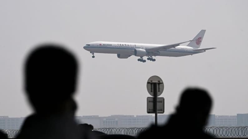 Viajeros descubren en los aeropuertos que salir de China se ha vuelto más difícil