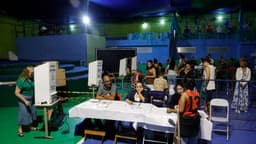 Cierran colegios electorales de Brasil y tras reanudación avanza conteo de votos en cerrada contienda