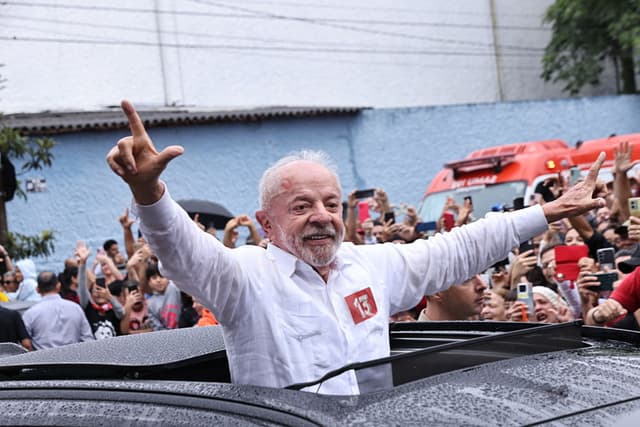 Luiz Inácio Lula Da Silva, actual presidente de Brasil y candidato presidencial saluda a sus partidarios después de emitir su voto el día de las elecciones el 25 de octubre de 2026 en Sao Paulo, Brasil. Los brasileños votan por el presidente que gobernará el país los próximos 4 años. El presidente Luiz Inácio Lula Da Silva y Flávio Bolsonaro, hijo del expresidente Jair Bolsonaro, se enfrentan en una reñida 2a. vuelta presidencial. (Rodrigo Paiva/Getty Images)