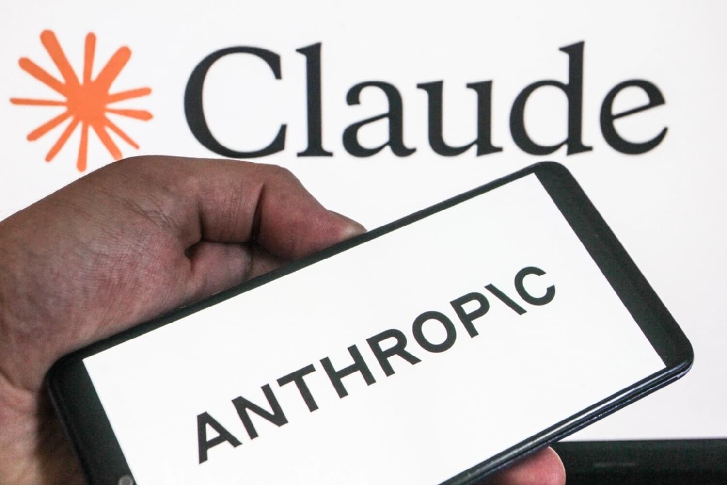 Los logotipos de la empresa de inteligencia artificial Anthropic y su asistente de IA Claude. (Imen Ben Youssef / Hans Lucas / AFP vía Getty Images)