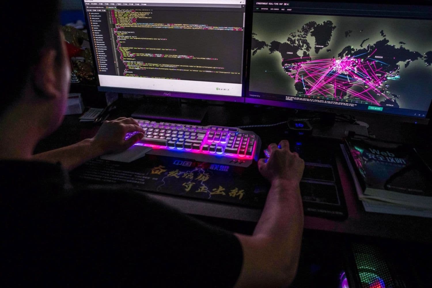 Un miembro de un grupo de hackers utiliza en su ordenador, en Dongguan, China, una página web que monitoriza los ciberataques globales, el 4 de agosto de 2020. Nicolas (Asfouri/AFP vía Getty Images)