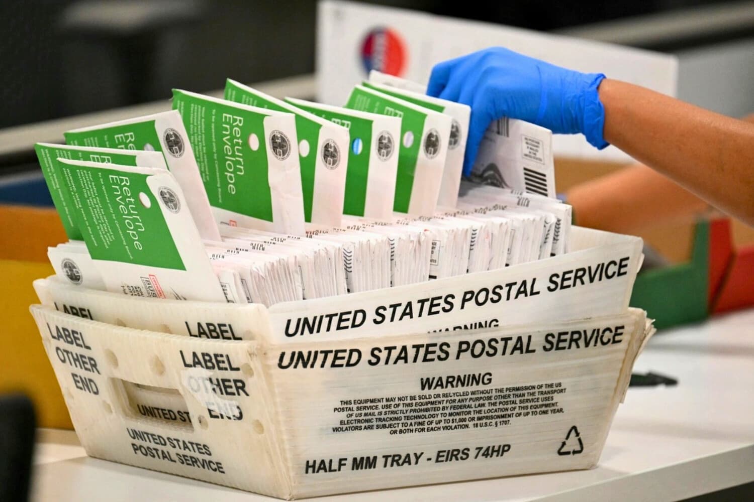 Un miembro del personal electoral procesa boletas de voto por correo en el Centro de Procesamiento de Boletas del Condado de Los Ángeles durante las elecciones primarias estatales de California, en la ciudad de Industry, California, el 2 de junio de 2026. (Patrick T. Fallon/AFP vía Getty Images).