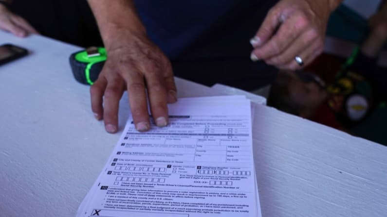 Decenas de inmigrantes acusados de votar ilegalmente y de registro electoral fraudulento