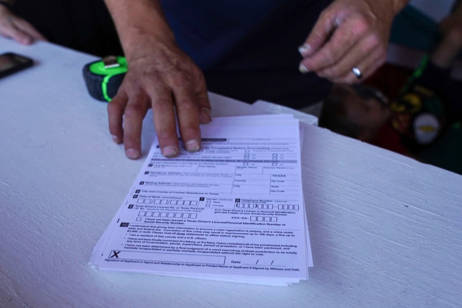 En la imagen, tomada el 31 de julio de 2020, se muestra una pila de formularios de registro de votantes. (Bryan R. Smith/AFP vía Getty Images).