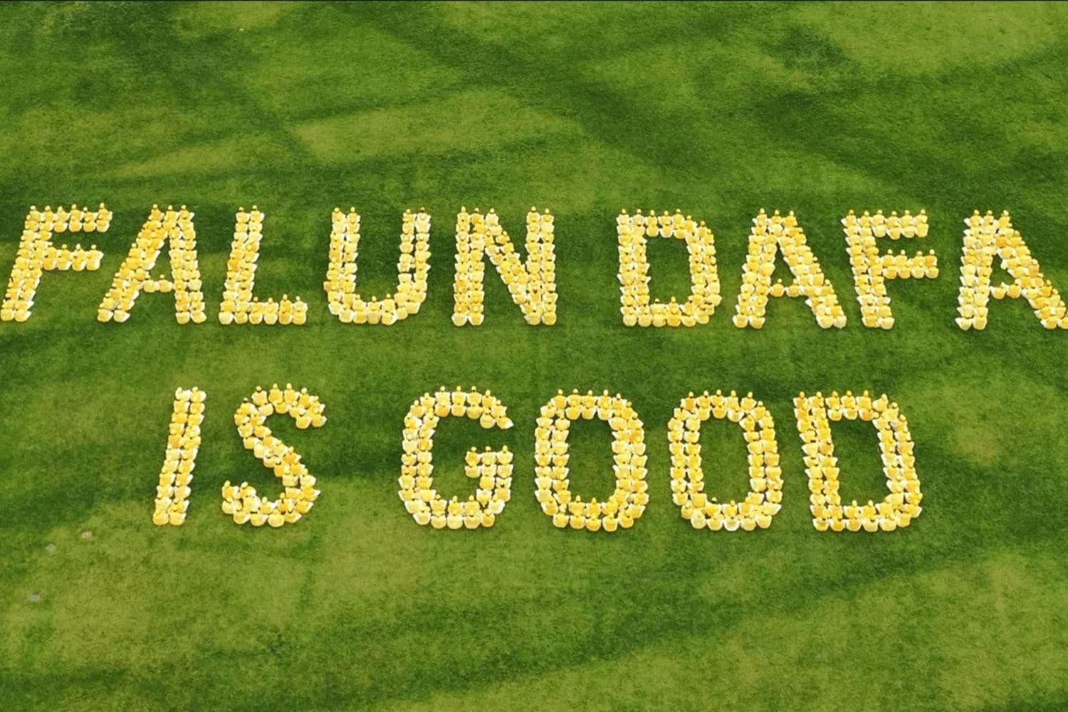 Los practicantes de Falun Dafa forman las palabras "Falun Dafa es bueno" en Alexandra Gardens, en Melbourne, Australia, el 24 de octubre de 2026. (Cortesía de Peter Jose)