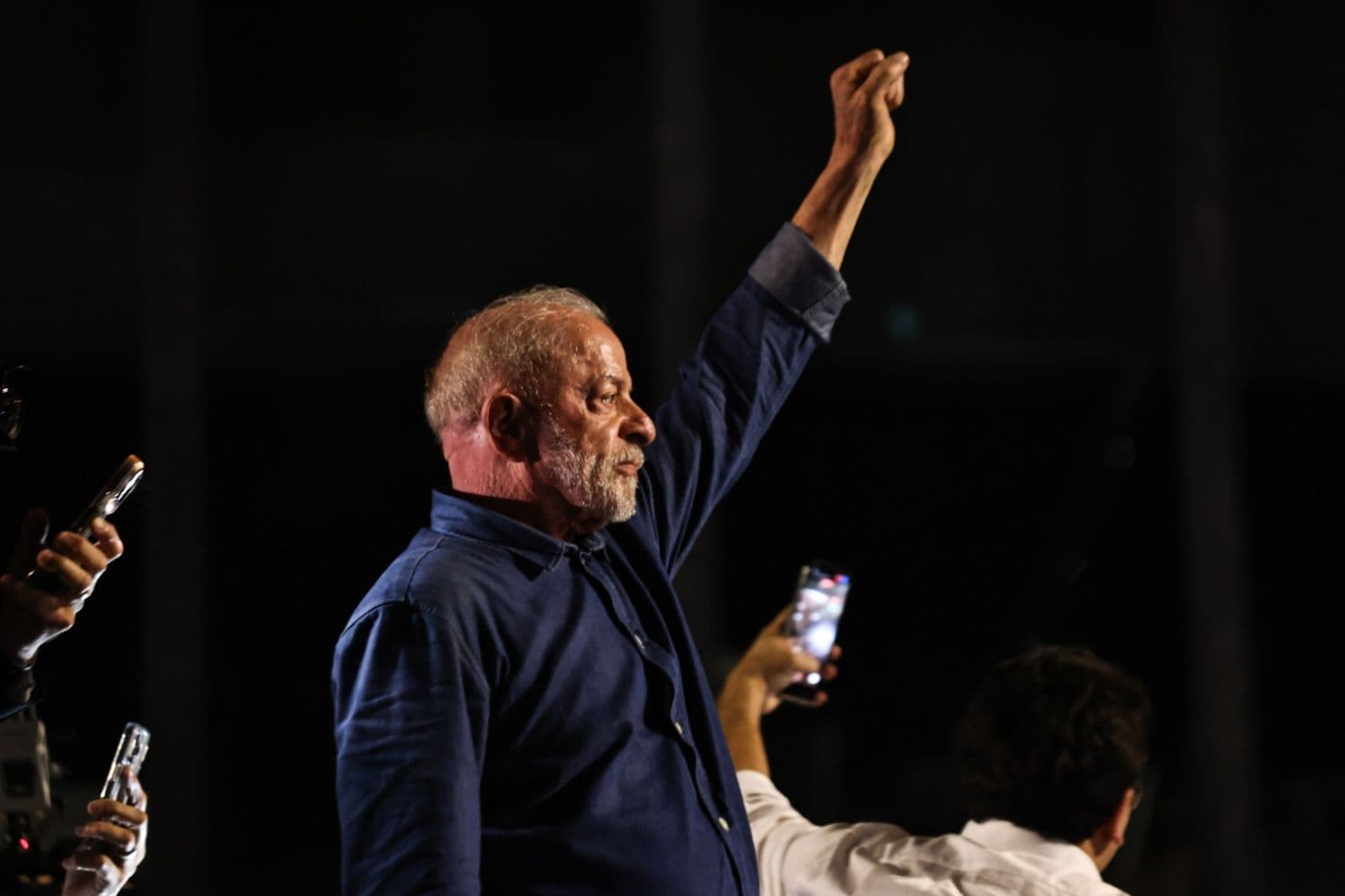 El candidato presidencial y actual presidente de Brasil, Luiz Inácio Lula da Silva, celebra tras los resultados del día de las elecciones generales el 25 de octubre de 2026 en São Paulo, Brasil. (Rodrigo Paiva/Getty Images)
