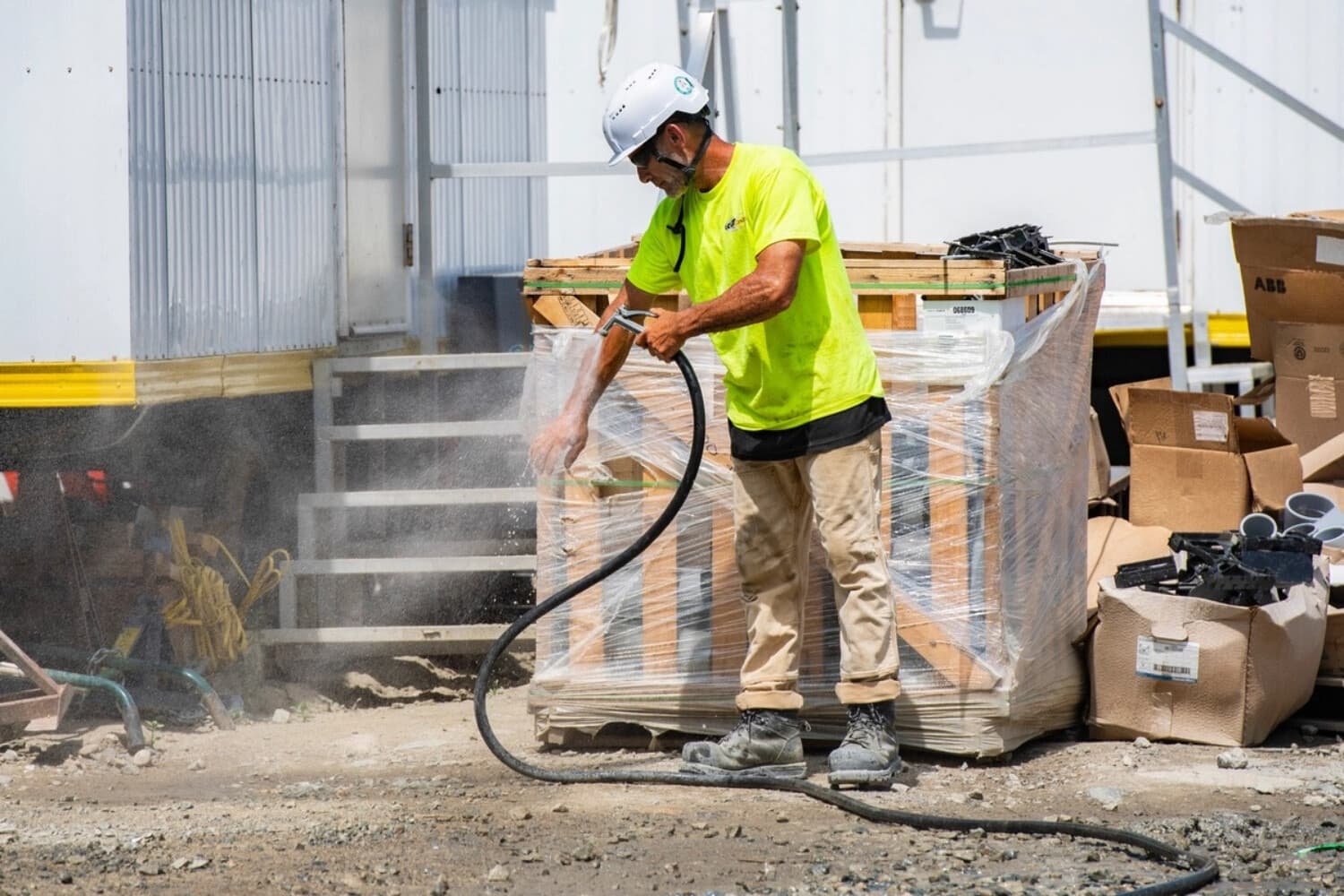 Un obrero de la construcción en Boston el 1 de julio de 2026. (Joseph Prezioso/AFP vía Getty Images).